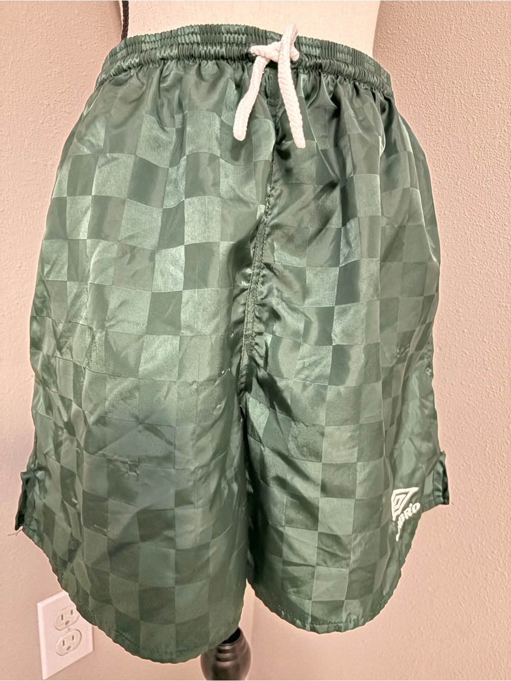 Vintage-1992 Umbro Men’s Dark Green Checker Athletic Shorts